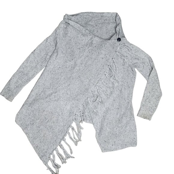 Asymmetrical Gray Knit Sweater With Fringe Detail - Cozy & Stylish one size - Picture 4 of 4